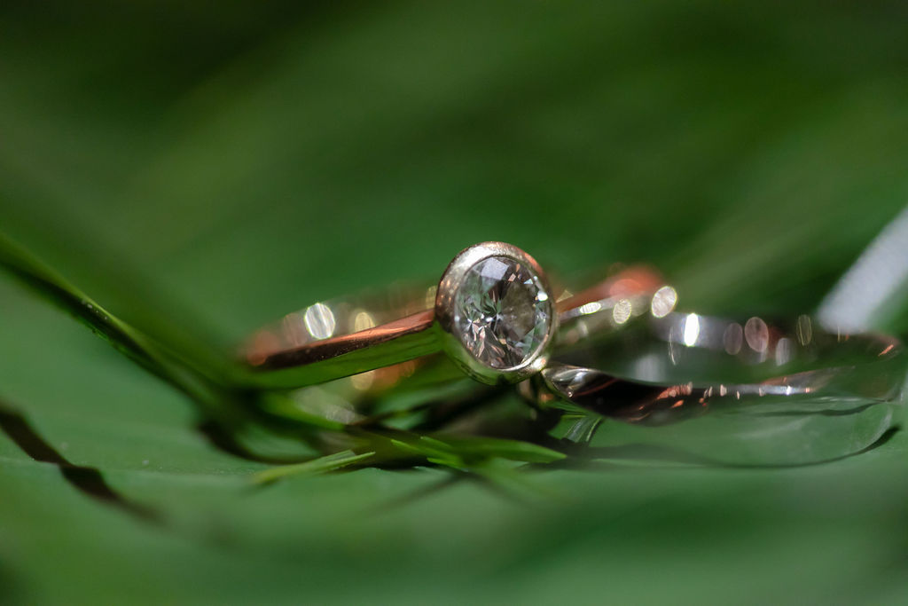 The beautiful wedding ring with a emerald green background